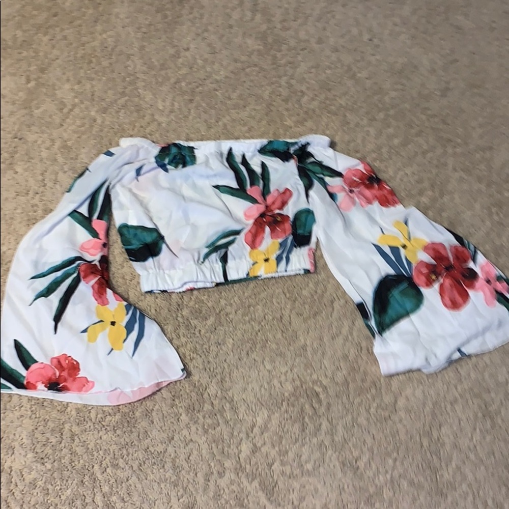 Cute Romwe crop with flowy sleeves.